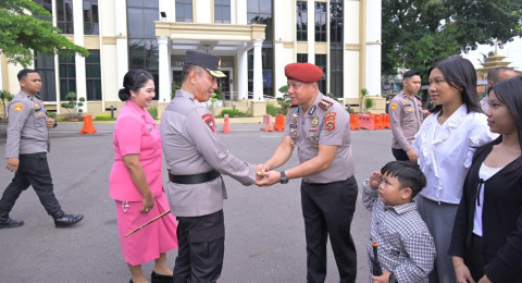 Polda Jambi Mengelar Upacara Laporan Kenaikan Pangkat Personil periode 1 Januari 2025 dan PNS Polri Polda Jambi periode 1 Desember 2024